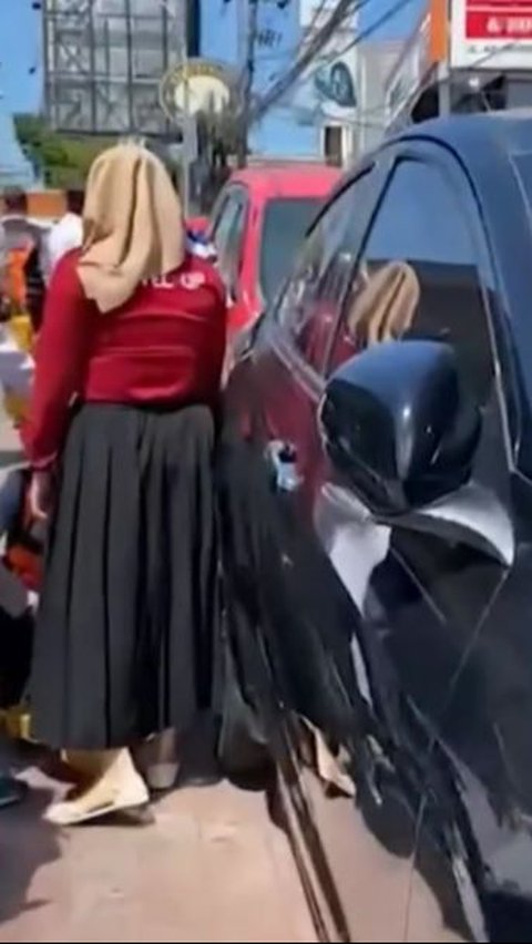 Viral Perempuan Tak Terima Mobilnya Digembok Dishub di Makassar, Ujungnya Tilang dan Minta Maaf<br>