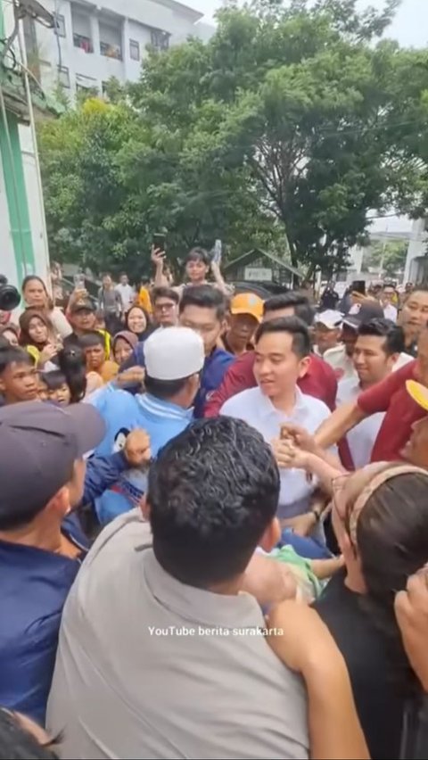 Moment of Man Forcibly Hugging and Pulling Gibran's Neck Almost Stumbling During a Stroll in Muara Baru Jakut Apartment