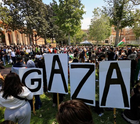 Sebagai bentuk solidaritas terhadap rakyat Gaza yang terkena serangan Israel, para mahasiswa juga mendirikan tenda-tenda di area kampus. Foto: REUTERS<br>
