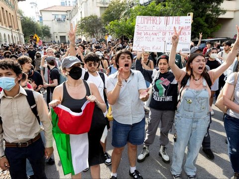 FOTO: Menentang Genosida Israel di Gaza, Massa Pro Palestina Menyebar Luas ke Kampus-Kampus Amerika Serikat hingga Berujung Penangkapan