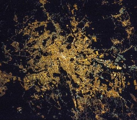 The Beauty of 10 Night Landscape Photos of Cities in Various Parts of the World Taken from Satellites, Including Gaza and Indonesia