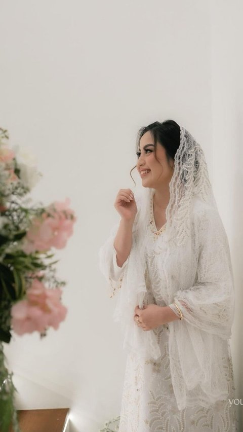 Pre-wedding ceremony, Devalia looks beautiful and graceful in a white kebaya.
