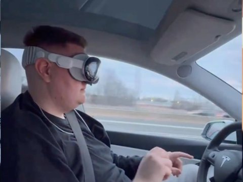 Viral Orang Nyetir Mobil Tesla Pakai Apple Vision Pro
