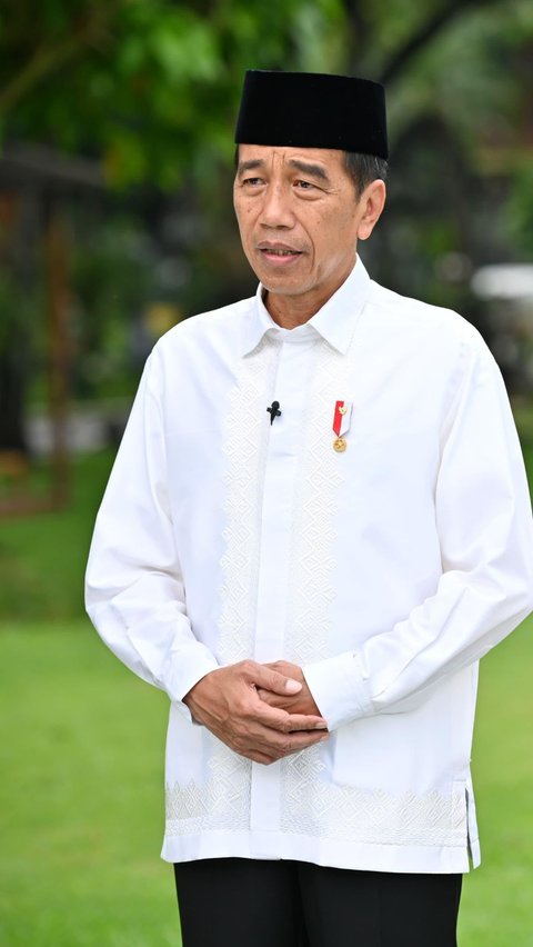 Mobil Presiden Jokowi Tiba-Tiba Berhenti Lihat Pria Bentangkan Banner, Tulisannya jadi Sorotan