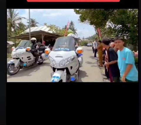 Mobil Presiden Jokowi Tiba-Tiba Berhenti Lihat Pria Bentangkan Banner, Tulisannya jadi Sorotan