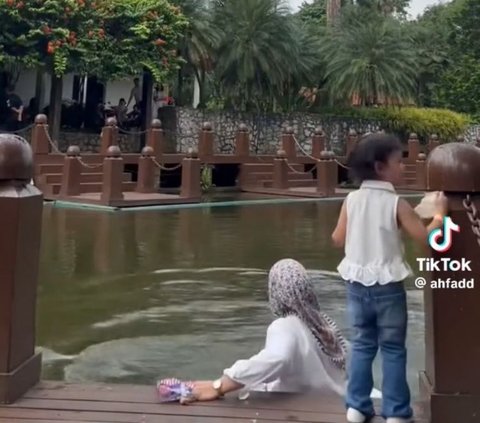 Momen Ibu Tetap Tenang dan Sigap saat Anaknya Tak Sengaja Jatuh ke Kolam Ikan Ini Viral, Tuai Pujian