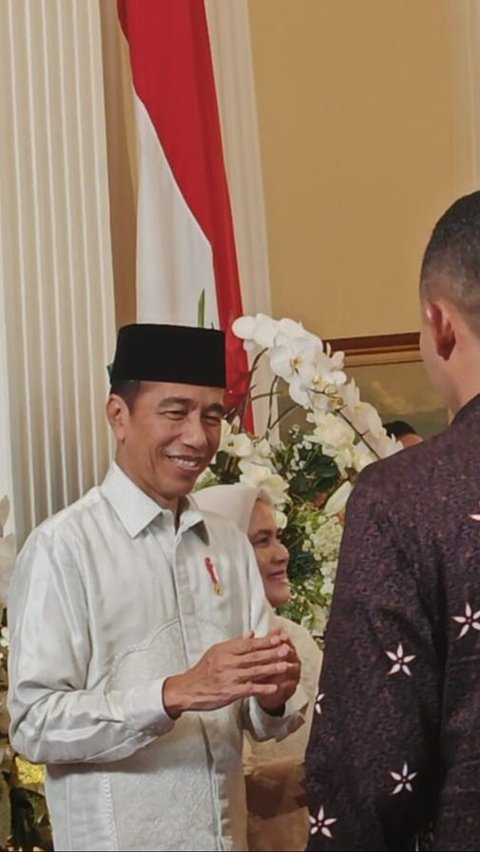Dengan senyum khasnya, Jokowi tak segan mengulurkan tangannya untuk dicium warga.