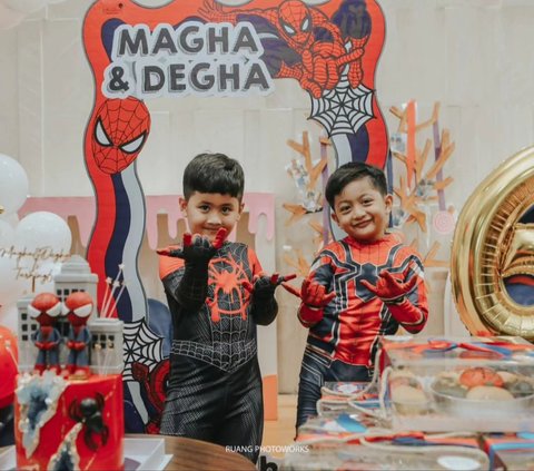 Intip Foto-foto Terbaru Magha dan Degha Anak Kembar Kadek Devi di Momen Ultah ke-6, Kompak Pakai Kostum Spiderman