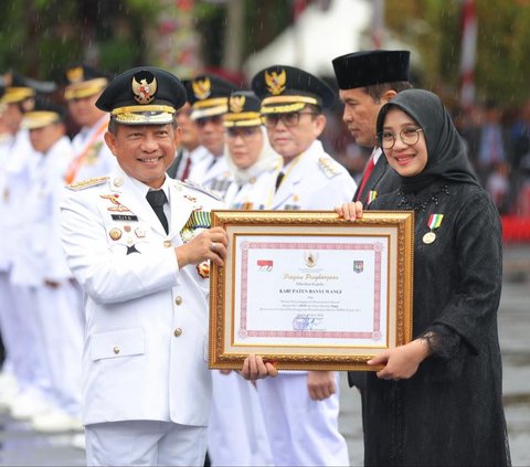 Diserahkan Mendagri, Jokowi Beri Penghargaan ke Bupati Banyuwangi