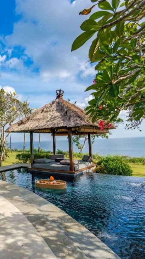 Sebagai tempat wisata terkenal, Bali mempunyai banyak tempat penginapan. Berikut rekomendasi hotel dengan private pool di Bali.