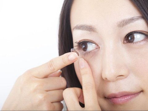 <b>Tidur dengan Menggunakan Softlens</b>