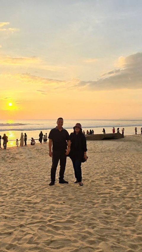 Pose Romantis Kombes Bhirawa Adik Eks Panglima TNI Bareng Istri di Pantai Aceh