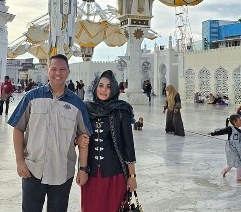 Pose Romantis Kombes Bhirawa Adik Eks Panglima TNI Bareng Istri di Pantai Aceh