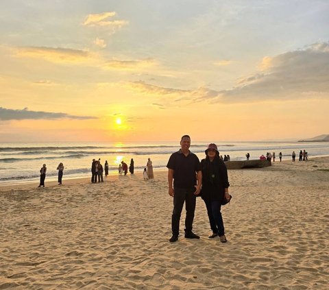 Pose Romantis Kombes Bhirawa Adik Eks Panglima TNI Bareng Istri di Pantai Aceh