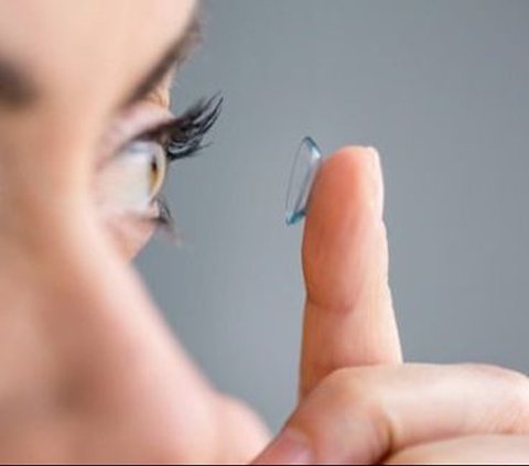 Faktor-faktor lain, seperti kekencangan atau kelonggaran softlens serta jenis penggunaan (harian, mingguan, atau bulanan), dan kerentanan individu terhadap infeksi, semuanya dapat memengaruhi risiko komplikasi mata akibat penggunaan softlens, menurut Dr. Reynolds.<br>