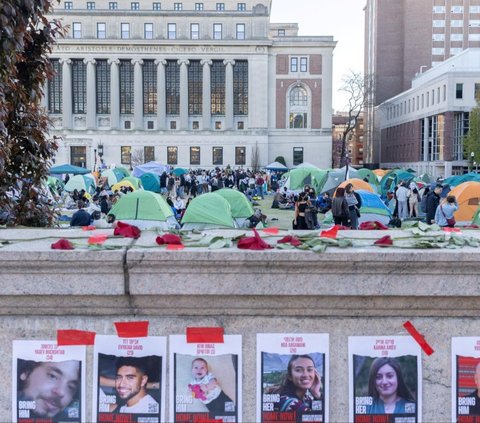 Universitas New York bahkan sampai membatalkan kelas kuliah tatap muka untuk meredakan aksi unjuk rasa di kampus yang sempat berlangsung menegangkan. Foto: REUTERS<br>