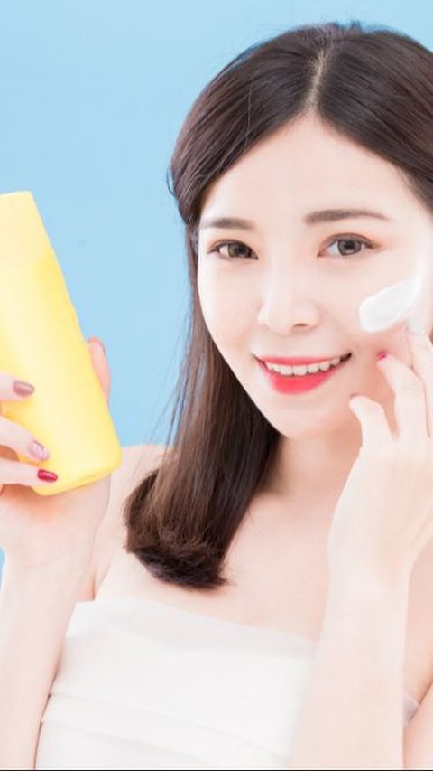 3. Gunakan Sunscreen Bertekstur Krim untuk Kulit Kering<br>