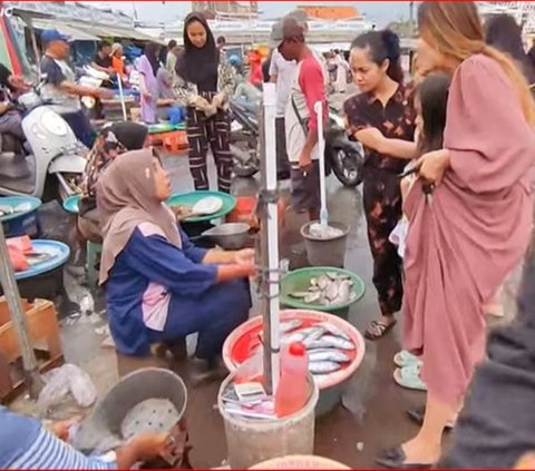 Melihat Suasana Pasar Ikan Terbesar di Kabupaten Kendal, Beragam Jenis Ikan Laut Segar Tersedia Langsung dari Nelayan
