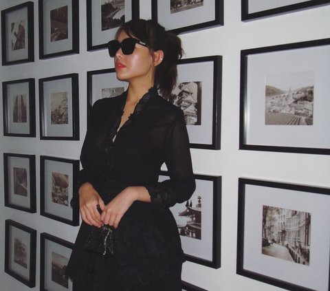 Portrait of Amanda Manopo Wrapped in All Black Outfit, Mysterious and Captivating