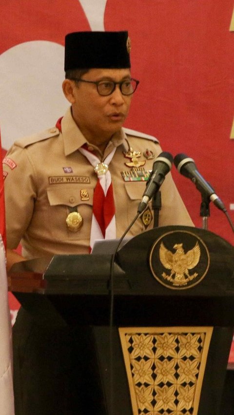 Ketua Kwarnas Pramuka Budi Waseso (kanan) saat membacakan surat pernyataan sikap Kwarnas Pramuka saat Rakernas 2024 di Wiladatika, Cibubur, Jakarta, Kamis (25/4/2024). Kwarnas Pramuka bersama Kwarda Pramuka se-Indonesia dalam Rakernas 2024 menyatakan sikap meminta revisi terhadap Peraturan Menteri Nomor 12 Tahun 2024 tentang kurikulum pada Pendidikan Anak Usia Dini, Jenjang Pendidikan Dasar, dan Jenjang Pendidikan Menengah menjadikan ekstrakurikuler pramuka wajib sebagaimana diatur sebelumnya.