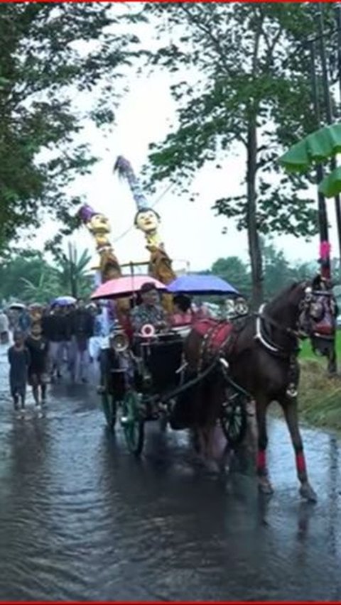 Melihat Keseruan Kirab Tebu Manten di Bantul, Tetap Berlangsung Meriah Walau Diguyur Hujan