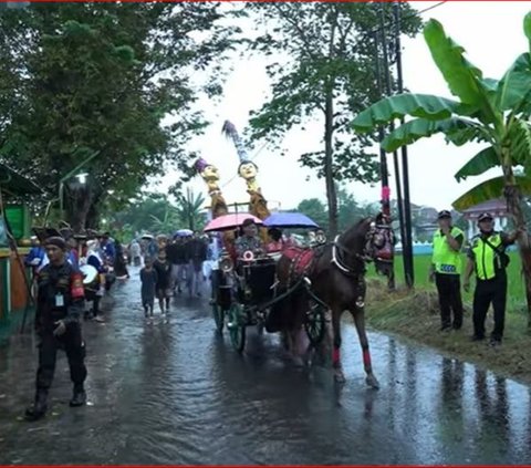 Melihat Keseruan Kirab Tebu Manten di Bantul, Tetap Berlangsung Meriah Walau Diguyur Hujan