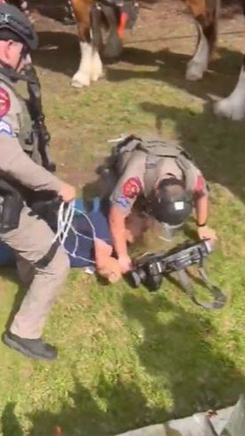 Polisi juga menangkap seorang jurnalis Fox bernama Austin, yang sedang meliput di TKP. Berdasarkan video yang viral di X, polisi dengan paksa menarik Austin kebelakang hingga terbanting bersama kameranya.