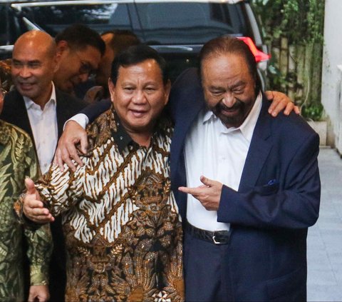 Presiden terpilih Prabowo Subianto dan Ketum Partai Nasional Demokrat (NasDem) Surya Paloh berangkulan erat saat jumpa pers seusai pertemuan di kediaman Prabowo di Jalan Kertanegara No.04, Jakarta Selatan, Kamis (25/4/2024). Dalam pertemuan tersebut Prabowo dan Surya Paloh membahas kesepakatan bekerja sama untuk membangun Indonesia dalam koalisi besar.