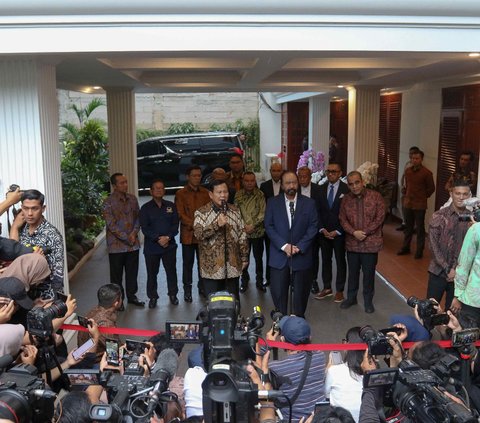 FOTO: Momen Mesra Prabowo dan Surya Paloh Rangkulan Erat, Sinyal Kuat Gabung Koalisi?