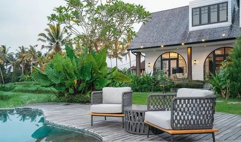 Di sekitar kolam renang, terdapat furnitur outdoor dengan desain minimalis yang membuat suasana semakin nyaman.