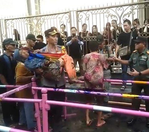 Aksi Heroik Kapolres di Riau Gendong Nenek 70 Tahun Pingsan Antre Sembako