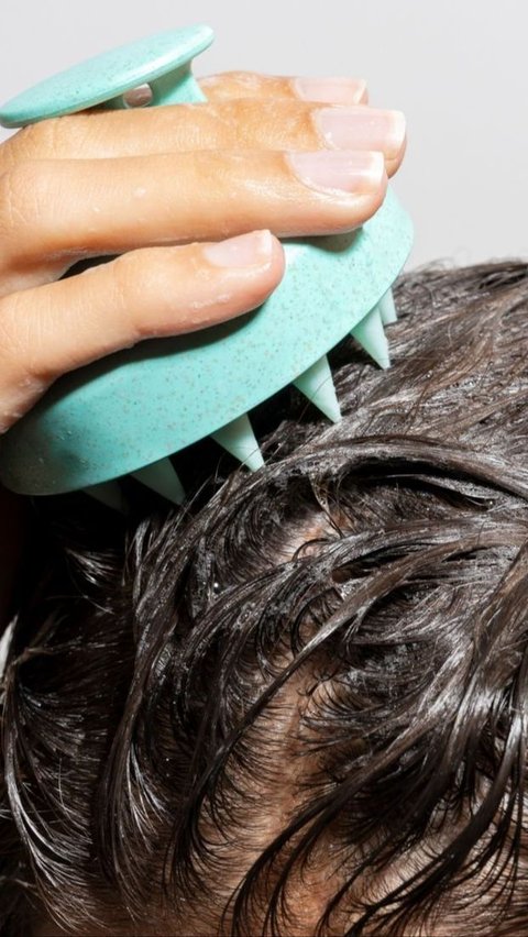 The correct way to massage the scalp to promote hair growth.