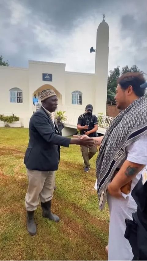 Sesampainya di lokasi, Ivan Gunawan disambut oleh sahabat sekaligus perwakilan dari yayasan yang membantu proses pembangunan masjid di Uganda.
