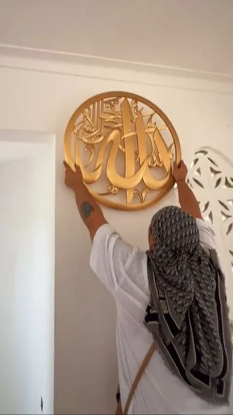 Dalam kunjungannya, Ivan Gunawan membawa kaligrafi bertuliskan lafaz Allah dan memasangnya langsung di dalam masjid.