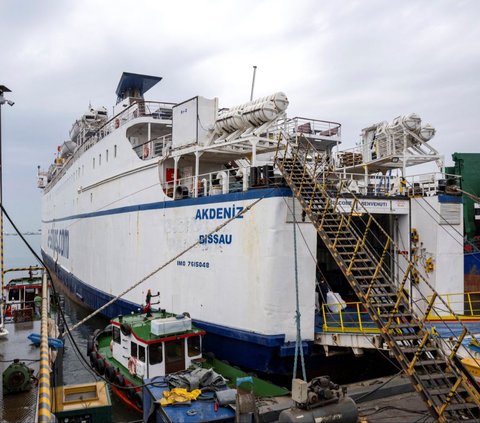 Kapal Akdeniz Roro, bagian dari Koalisi Freedom Flotilla, menunggu untuk berangkat dari Pelabuhan Tuzla, dekat Istanbul, Turki, pada 19 April 2024. Koalisi Freedom Frotilla siap untuk mengirimkan bantuan kemanusiaan ke Jalur Gaza melalui jalur laut yang berbahaya. Yasin Akgul/AFP