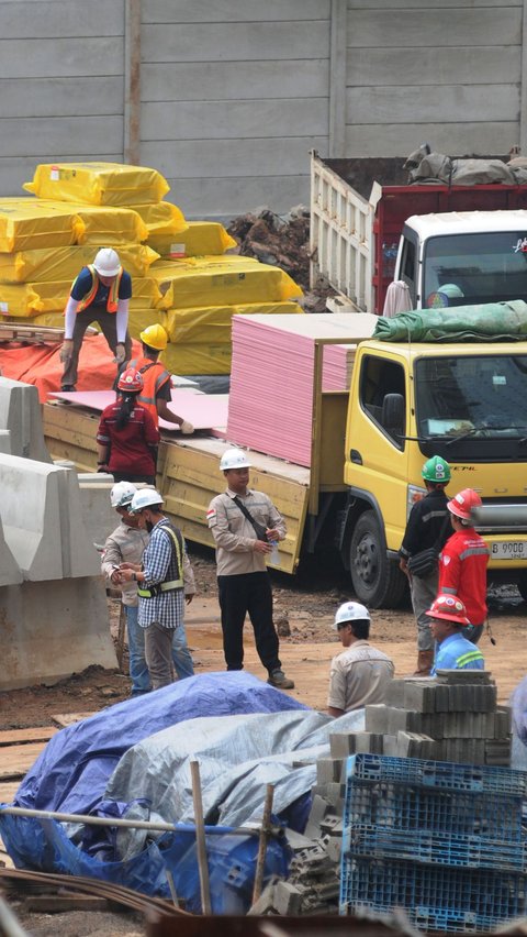 Aktivitas pekerja di salah satu proyek pembangunan gedung di Jakarta, Kamis (25/4/2024). Kenaikan realisasi anggaran infrastruktur dalam Anggaran Pendapatan dan Belanja Negara (APBN) 2023 tak sebanding dengan serapan tenaga kerja di sektor konstruksi. Merdeka.com/Imam Buhori