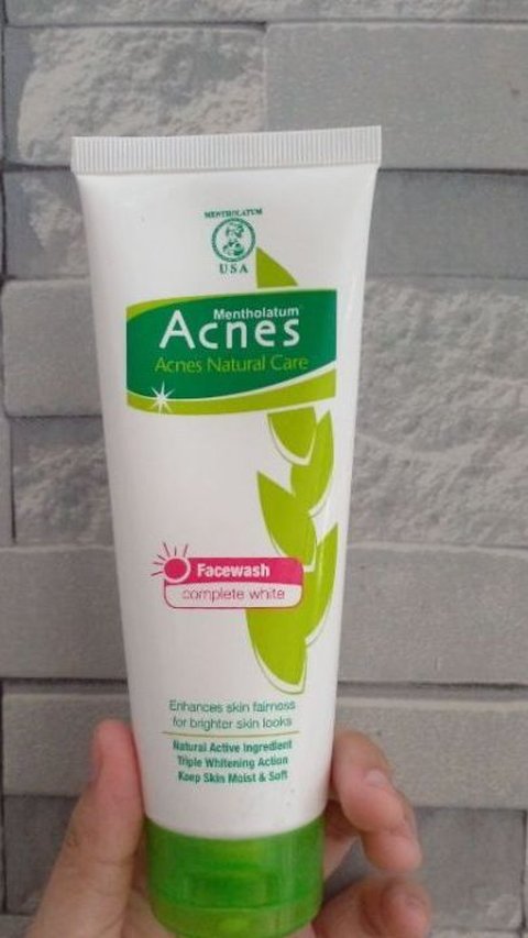<b>Acnes Natural Care Facial Wash</b>