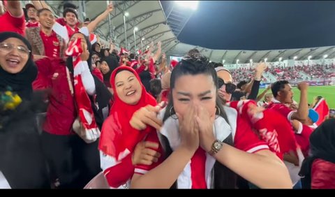 Rupanya tak hanya Fitri Carlina saja yang menangis lantaran terharu Timnas Indonesia menang. Kiky Saputri dan para netizen di Tanah Air pun ikut terharu.<br>