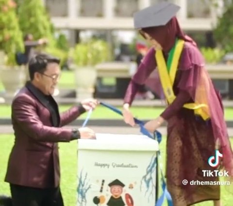 Momen Hemas Nura Dapat Hadiah Umrah dari Danang Pradana setelah Wisuda, Bikin Iri Warganet