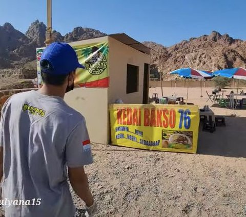 Penampakan Warung Bakso Pertama di Lembah Gunung Batu Madinah, Pemiliknya Orang Bekasi