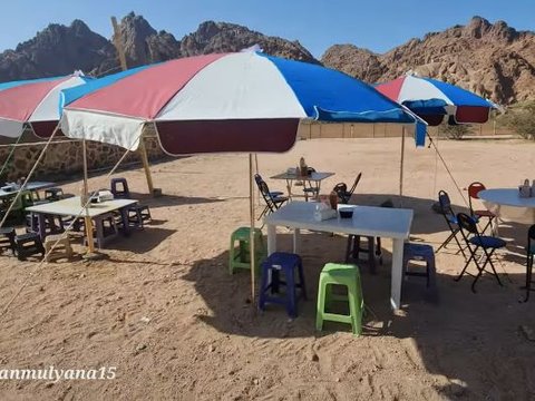 Penampakan Warung Bakso Pertama di Lembah Gunung Batu Madinah, Pemiliknya Orang Bekasi