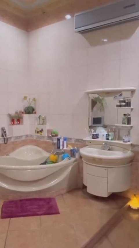 Inilah potret kamar mandi di rumah Inul. Menariknya di kamar mandi ini Inul justru memasang AC