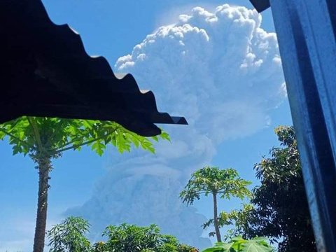 Erupsi Gunung Ile Lewotolok Meningkat, Masyarakat Diminta Waspada Longsoran Lava dan Awan Panas