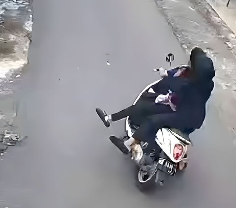 Riding a Motorcycle Together, a Young Child Fails to Control the Vehicle and Crashes into a Tree, the Ending is Hilarious