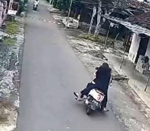 Riding a Motorcycle Together, a Young Child Fails to Control the Vehicle and Crashes into a Tree, the Ending is Hilarious