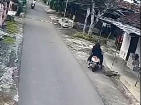 Riding a Motorcycle Together, a Young Child Fails to Control the Vehicle and Crashes into a Tree, the Ending is Hilarious
