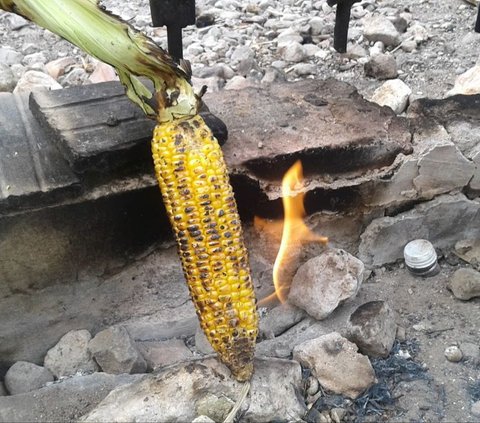 Mengunjungi Api Tak Kunjung Padam di Pamekasan, Bakar Jagung hingga Sosis di Tanah Berapi yang Sudah Ada sejak Ratusan Tahun Silam