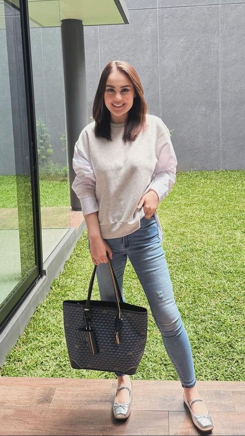 Look 1: Casual Chic dengan Tas Goyard<br>