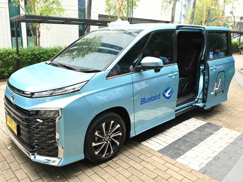 Using Toyota Voxy, Bluebird's New Service is Friendly for Pregnant Women and Disabilities