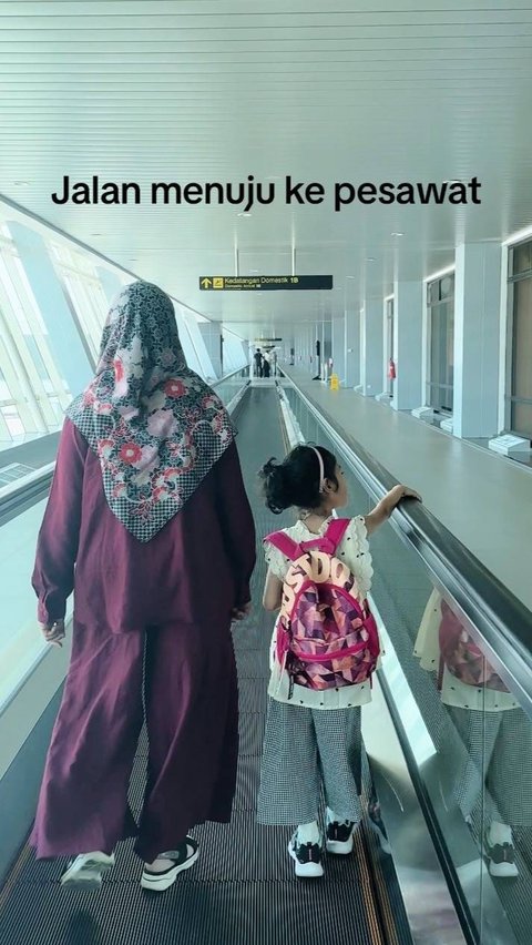 Terlihat pula momen ketika sang ibunda dan anak Dayu yang hendak menuju ke pesawat yang nantinya akan diterbangkan oleh suaminya itu.